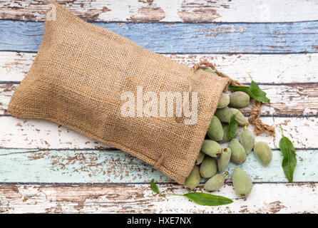 Les amandes vertes en sachet sur table vintage en vue de dessus Banque D'Images