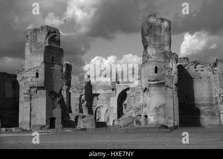 Antiques Thermes de Caracalla ruines dans le centre historique de Rome avec de beaux nuages (noir et blanc) Banque D'Images