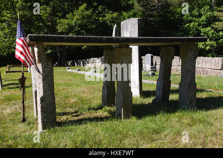 Inhumation de Rév. Pasteur Samuel cachés dans cimetière, situé à côté de coordination Rock à Tamworth, New Hampshire, USA. Banque D'Images