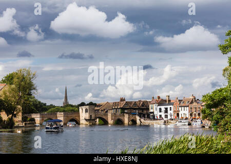 Vue de la rivière Great Ouse et vers le Pont de St Ives, St Ives, Cambridgeshire, Angleterre Banque D'Images