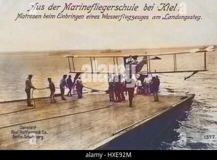L'allemand la Première Guerre mondiale Carte postale photographique représentant des marins avec un hydravion à l'embarcadère à l'école d'aviation navale près de Kiel, Allemagne, 1915. À partir de la Bibliothèque publique de New York. Remarque : l'image a été colorisée numériquement à l'aide d'un processus moderne. Les couleurs peuvent ne pas être exacts à l'autre. Banque D'Images