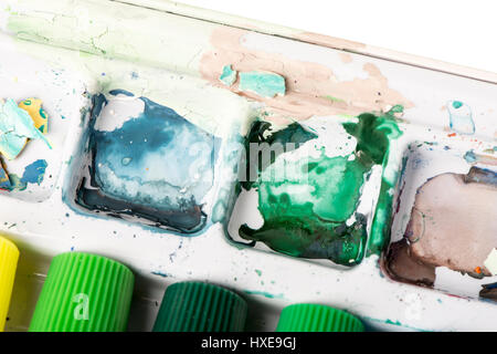 Une palette de peinture à l'huile utilisée avec la peinture en poudre dans des couleurs fraîches. Banque D'Images
