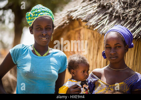 Deux jeunes femmes d'un village peul au Sénégal Banque D'Images