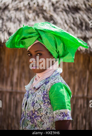 Belle jeune femme d'un village peul au Sénégal Banque D'Images