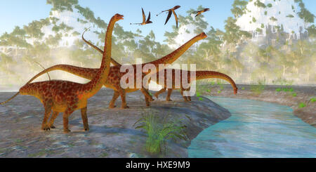 Les dinosaures Diplodocus descendre sur une rivière pour un verre du matin comme un troupeau de Dimorphodon reptiles voler à proximité. Banque D'Images
