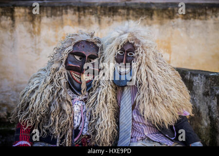 "Deux jankeles» ont du plaisir, portant des masques traditionnels, fullmetal' au cours de l'assemblée annuelle des festivités en Fullmetal Mohacs, Hongrie Banque D'Images