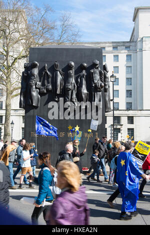 L 'Unite pour l'Europe" le 25 mars Mars 2017 produit le long de Whitehall passant le monument aux femmes dans la seconde guerre mondiale, Londres, UK Banque D'Images