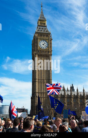 "S'unir pour l'Europe" marcheurs déployer l'Union et drapeaux de l'UE à la place du Parlement, Londres, UK Banque D'Images