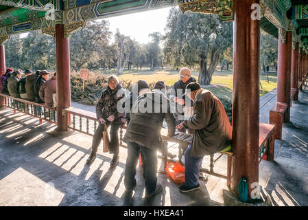 Personnes âgées Les personnes bénéficiant de Chinois leur temps libre par une journée d'hiver au parc du Temple du Ciel à Beijing. Banque D'Images