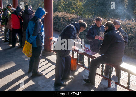 Personnes âgées Les personnes bénéficiant de Chinois leur temps libre par une journée d'hiver au parc du Temple du Ciel à Beijing. Banque D'Images