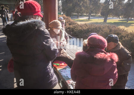 Personnes âgées Les personnes bénéficiant de Chinois leur temps libre par une journée d'hiver au parc du Temple du Ciel à Beijing. Banque D'Images