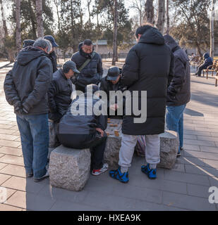 Personnes âgées Les personnes bénéficiant de Chinois leur temps libre par une journée d'hiver au parc du Temple du Ciel à Beijing. Banque D'Images