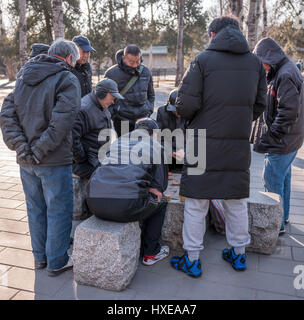 Personnes âgées Les personnes bénéficiant de Chinois leur temps libre par une journée d'hiver au parc du Temple du Ciel à Beijing. Banque D'Images