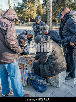 Personnes âgées Les personnes bénéficiant de Chinois leur temps libre par une journée d'hiver au parc du Temple du Ciel à Beijing. Banque D'Images