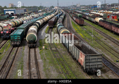 Saint-pétersbourg, Russie - le 22 mai 2015 : réservoir d'huile et de trains sur des voies de chemin de fer, la sécurité industrielle, vue avec beaucoup de trains de marchandises Banque D'Images