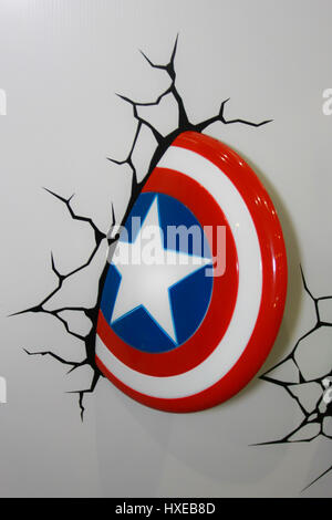 BANGKOK - MAI. 11 : un modèle de Captain America Shield en Thaïlande Comic Con 2014 le 11 mai, 2014 à Siam Paragon, Bangkok, Thaïlande. Banque D'Images