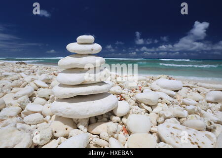 Pyramide en pierre de corail sur la plage, l'île Christmas, Kiribati Banque D'Images