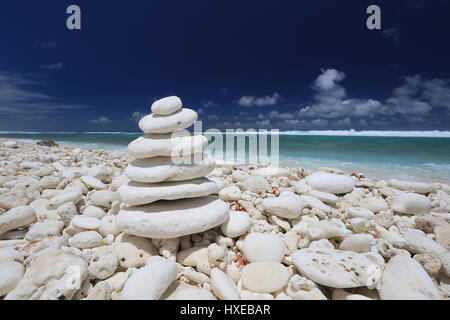 Pyramide en pierre de corail sur la plage, l'île Christmas, Kiribati Banque D'Images