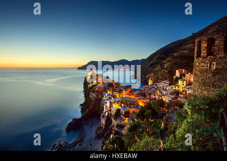 Vernazza village, vue aérienne sur le coucher du soleil, paysage marin dans cinq terres, Parc National des Cinque Terre, la Ligurie Italie Europe. Banque D'Images