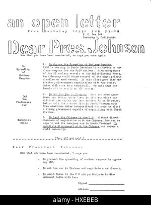 Ère de la guerre du Vietnam de la Berkeley notice Femmes pour la paix intitulé "Une Lettre Ouverte" La défense de Lyndon Johnson pour mettre fin à la guerre au Vietnam, avec une découpe de lettre à envoyer à Johnson, Berkeley, Californie, 1964. Banque D'Images