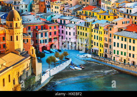 Vernazza village, église et bâtiments vue aérienne. Seascape dans cinq terres, Parc National des Cinque Terre, la Ligurie Italie Europe. Longue Exposition. Banque D'Images