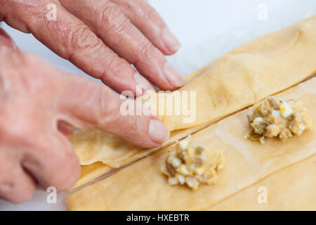 Préparation : placer les raviolis pâte supérieure à la bande d'étanchéité ravioli Banque D'Images