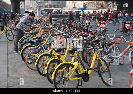 Les gens utilisent des vélos-partage à Beijing, Chine. 28-Mar-2017 Banque D'Images