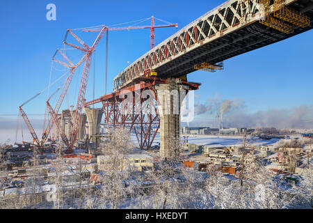 St.Petersburg, Russie - le 23 janvier ; 2016 : Double-pont Viaduc pont du chemin à travers le canal de la mer à Saint-Petersbourg en construction ; Kanonersky isl Banque D'Images