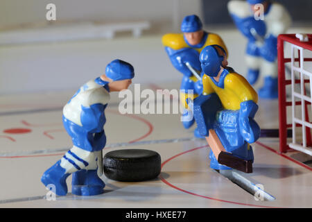 Match de hockey sur glace d'attaque, jeu de table macro shot Banque D'Images