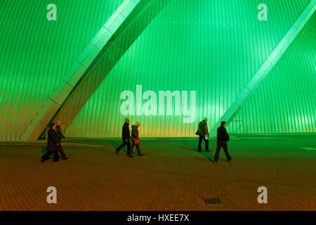 Salle de concert Armadillo fond vert comme convertir des festivaliers se rendent à sec dans la nuit Banque D'Images