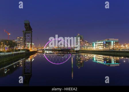 Pont aux Clyde voir la nuit paysage urbain Banque D'Images