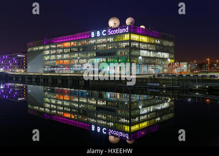 Les studios de la bbc pacific quay Glasgow à nuit BBC Banque D'Images