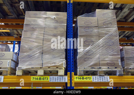 Saint-pétersbourg, Russie - le 21 novembre 2008 : palettes de denrées alimentaires se tiennent sur un entrepôt de produits de l'étagère. Banque D'Images