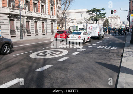 Bike fort à un feu de circulation. Photographié à Madrid, Espagne Banque D'Images