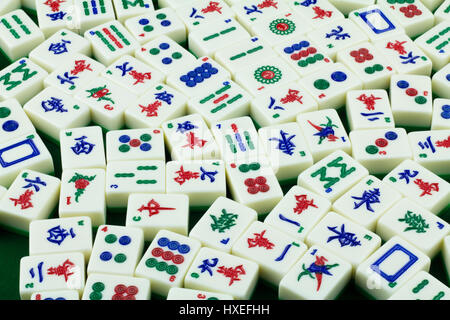 Mahjong Tiles disposées au hasard sur le jeu de Mahjong Mahjong vert spécifique d'examen Banque D'Images