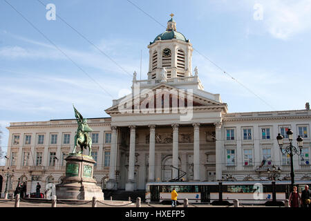 Bruxelles, Belgique, Place Royale avec statue de Godefroid de Bouillon et l'église de Saint Jacques-sur-Coudenberg Banque D'Images