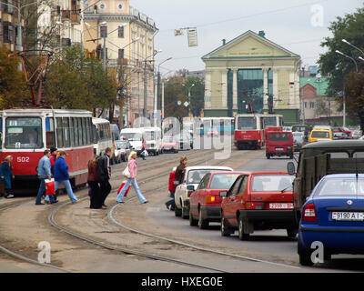 Chariots électriques dans la circulation à Vitebsk, en Biélorussie. Banque D'Images