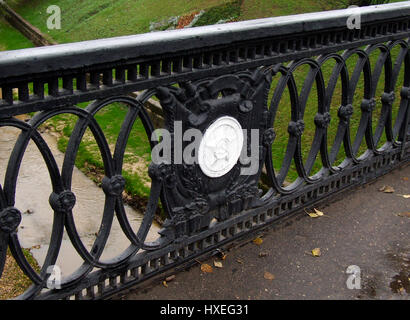 Symboles du communisme soviétique sont le motif de conception en fonte de fer sur ces garde-corps de pont à Vitebsk, en Biélorussie. Banque D'Images