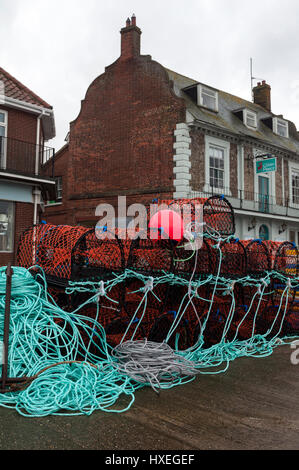 Des casiers à homard sur le quai, Wells-next-the-Sea, Norfolk, England, UK Banque D'Images