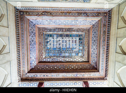 Plafond de palais de quarante colonnes (Chehel Sotoun) à Ispahan, capitale de la Province d'Ispahan en Iran Banque D'Images