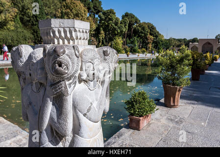 Sculpture et piscine dans Palace de quarante colonnes (Chehel Sotoun) et de l'eau chauffée à Ispahan, capitale de la Province d'Ispahan en Iran Banque D'Images