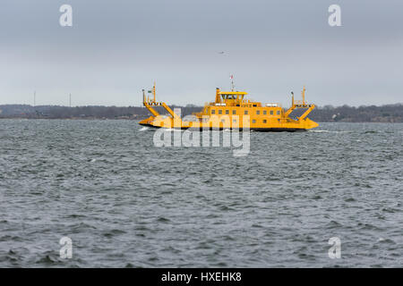 Karlskrona, Suède - Mars 17, 2017 : film de l'ASPO III, le yellow car ferry qui fait la navette entre les gens et entre les voitures de la ville de Karlskrona et de l'ASPO isla Banque D'Images