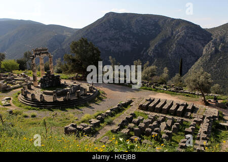 Le Tholos au sanctuaire d'Athéna Pronaia, un bâtiment circulaire avec des colonnes doriques 380 BC . Delphes Grèce Banque D'Images