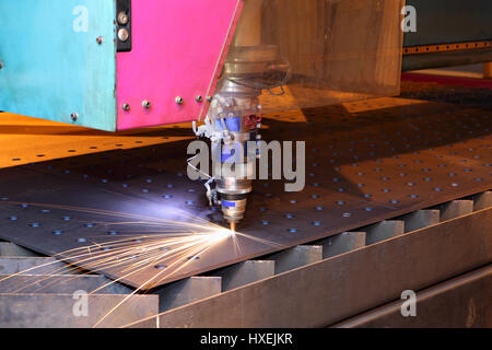 L'installation de découpe laser, machine à commande CNC, têtes de coupe Laser concept pour feuilles de coupe verticale en métal. Banque D'Images