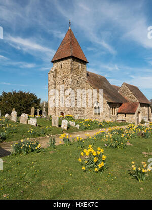 Église normande dans un cadre anglais par excellence Banque D'Images