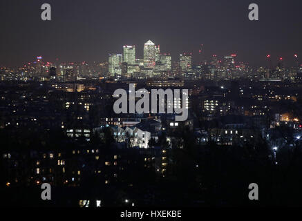 Une vue sur Canary Wharf de nuit depuis la colline du Parlement, Hampstead Heath, au nord de Londres. Banque D'Images