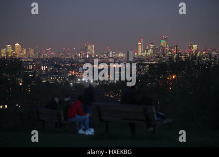 Une vue sur les toits de Londres la nuit à partir de la colline du Parlement, Hampstead Heath, au nord de Londres. Banque D'Images