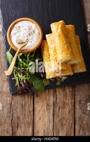 Rouleaux de filo avec la viande, les oeufs et les verts close-up et de yogourt sur la table. Vue verticale d'en haut Banque D'Images