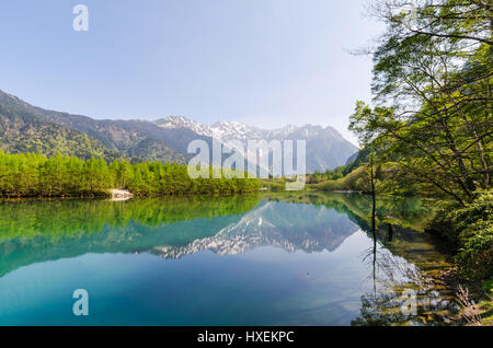 Montagne de Hotaka réfléchir sur ike taisho pond au printemps au parc national de Nagano Japon kamikochi Banque D'Images