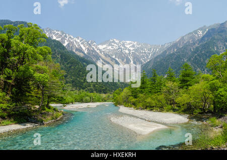 Hotaka regardent de la Rivière Azusa et gamme de montagne au printemps au parc national de Nagano Japon kamikochi Banque D'Images